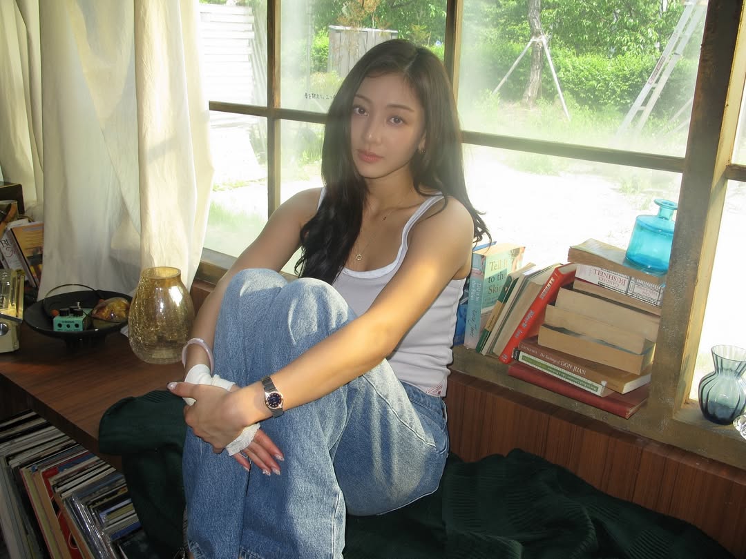 TWICEジヒョ　緑の草原で「ウエストあらわ」大胆ポーズ