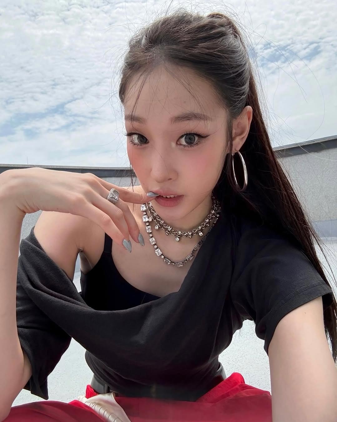 「韓国財閥・新世界グループ3世」アニー　肩出しポーズでオーラ…「in 保寧」