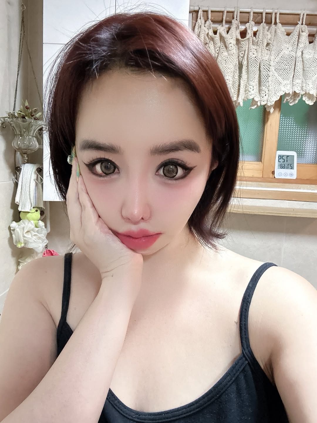 体調不良の2NE1ボム、活動休止後初めて近況報告…化粧室で自撮り