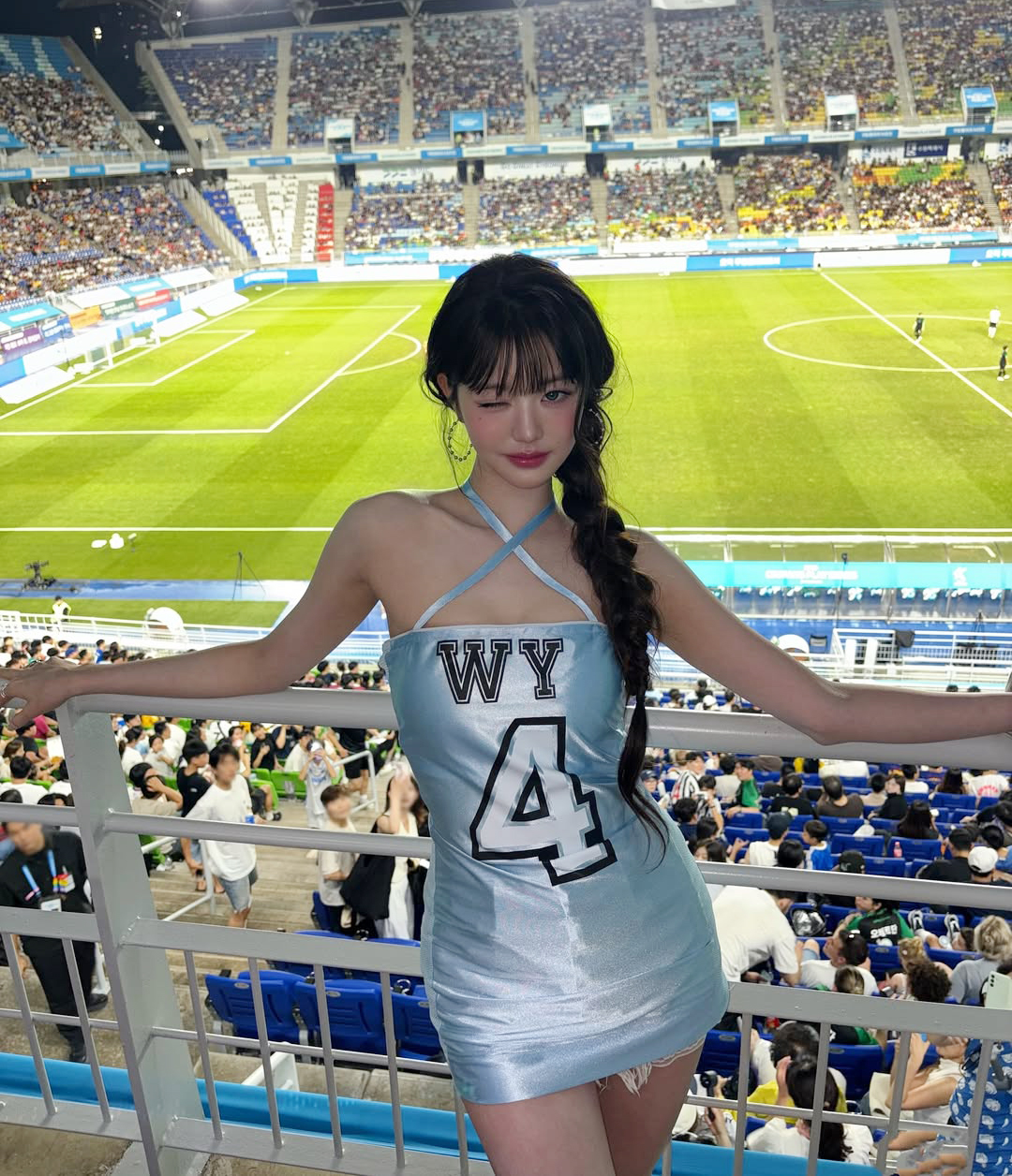 IVEウォニョン、キックインセレモニー時の衣装で物議をかもしてから2週間で再び…騒動を正面突破