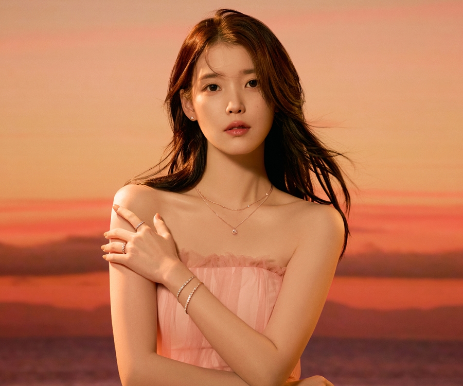 IUが金色に輝く時間…神秘的な雰囲気＆人並みならぬ美しさ