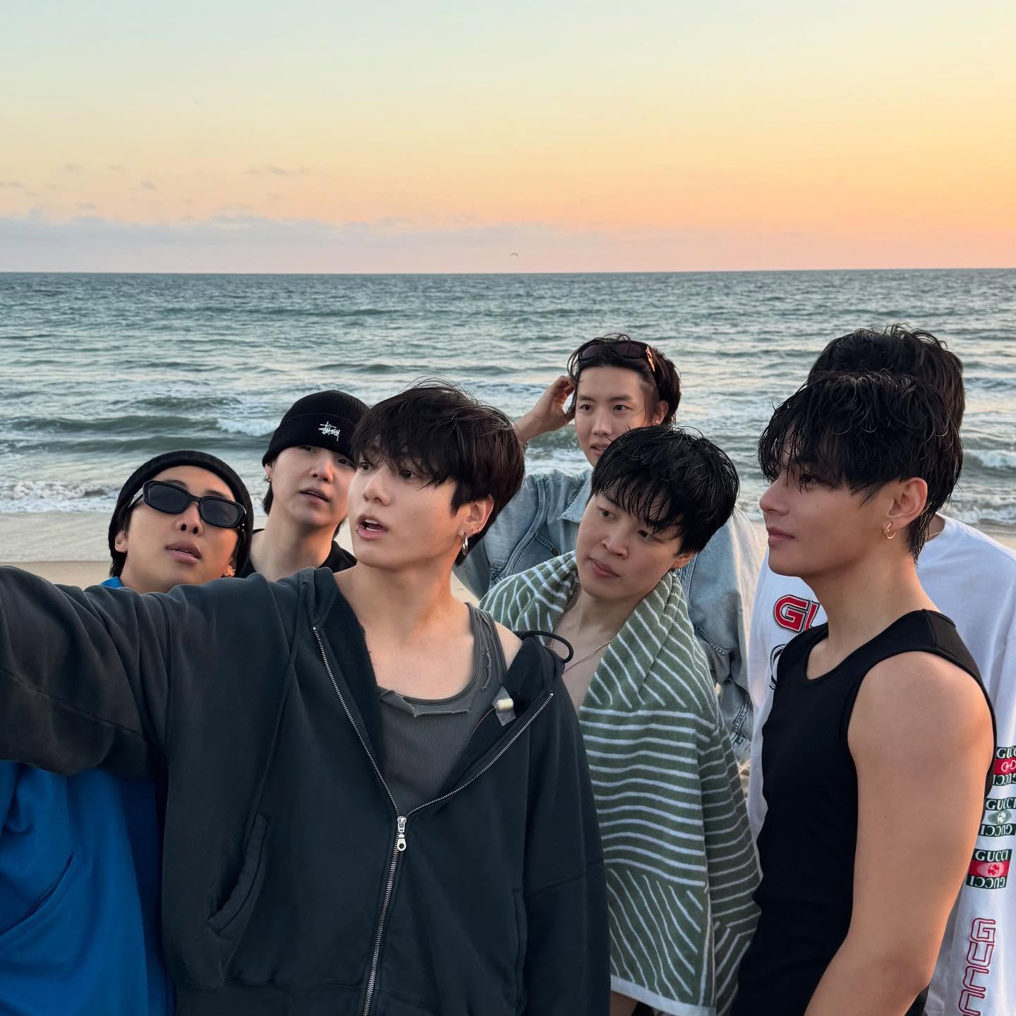 BTS「完全体」で米ロスのビーチに現る…「アルバム作業中、休みは週に一日」
