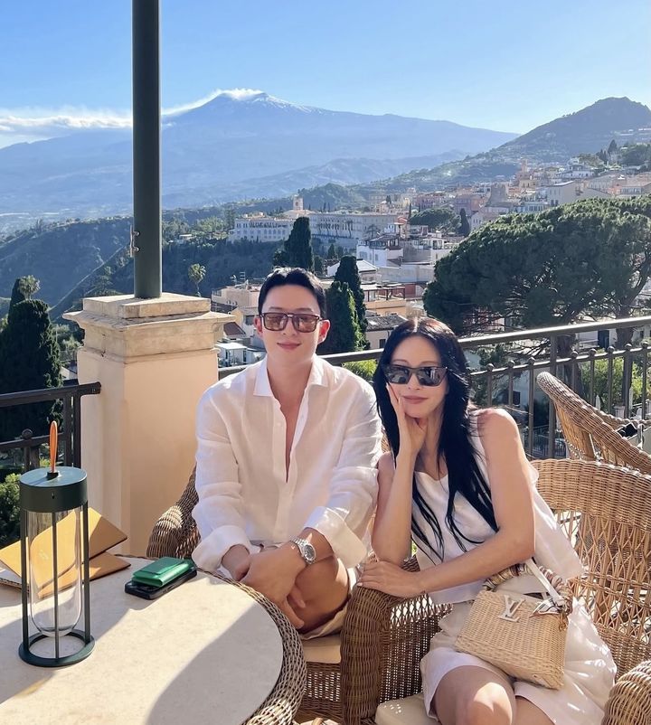 ハン・イェスル、夫と欧州旅行を満喫…仲良くポーズ