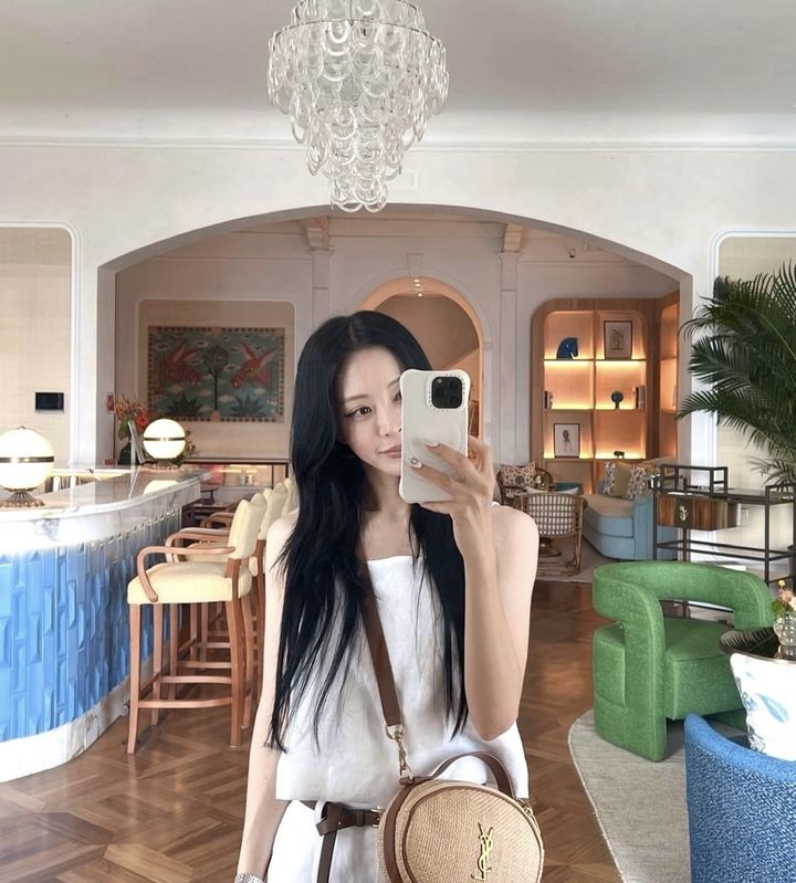 ハン・イェスル、夫と欧州旅行を満喫…仲良くポーズ