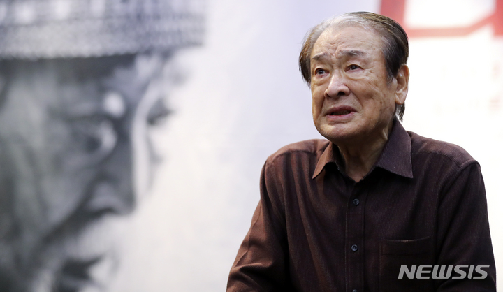 イ・スンジェ、健康悪化説を一蹴　「足に力が入らずリハビリ中」