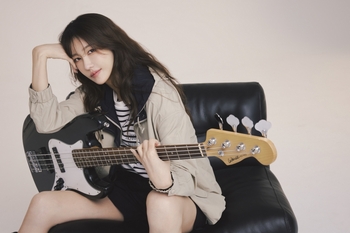 【フォト】イ・ジア ギターを手に洗練ビジュアル公開