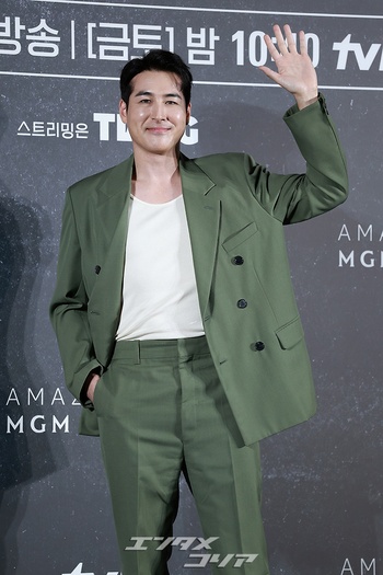 【フォト】ショーン・リチャード、グリーンのスーツ姿で穏やかにポーズ