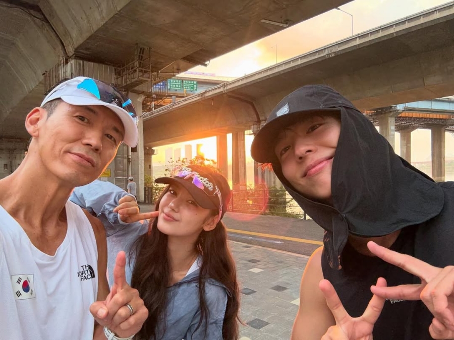 初の10キロマラソン大会を控えたNewJeansダニエル、パク・ボゴム＆Seanとポーズ