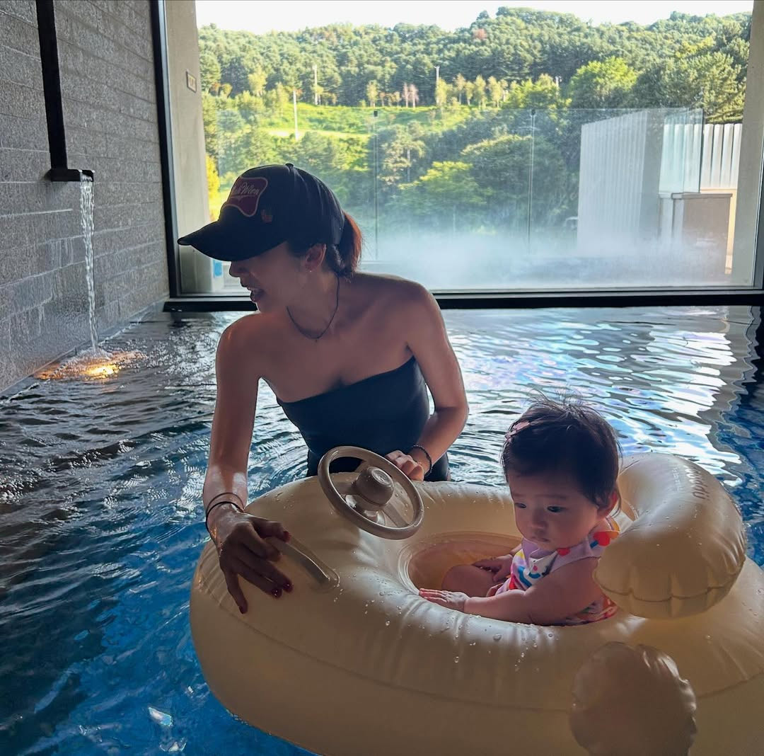 イ・ギュヒョク＆ソン・ダムビ、生後4カ月の娘とプールで幸せなひととき　「ママもパパも楽しい」