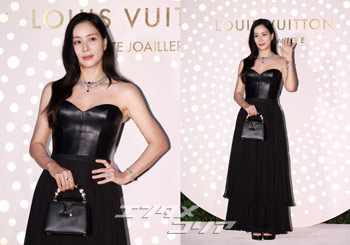 【フォト】52歳コ・ソヨン、上品な黒ドレス