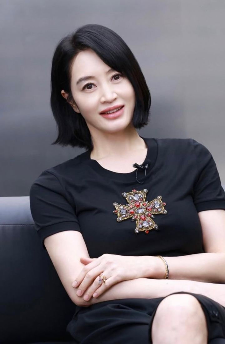 54歳キム・ヘス、まばゆい美しさ…優雅なほほ笑みで魅力アピール