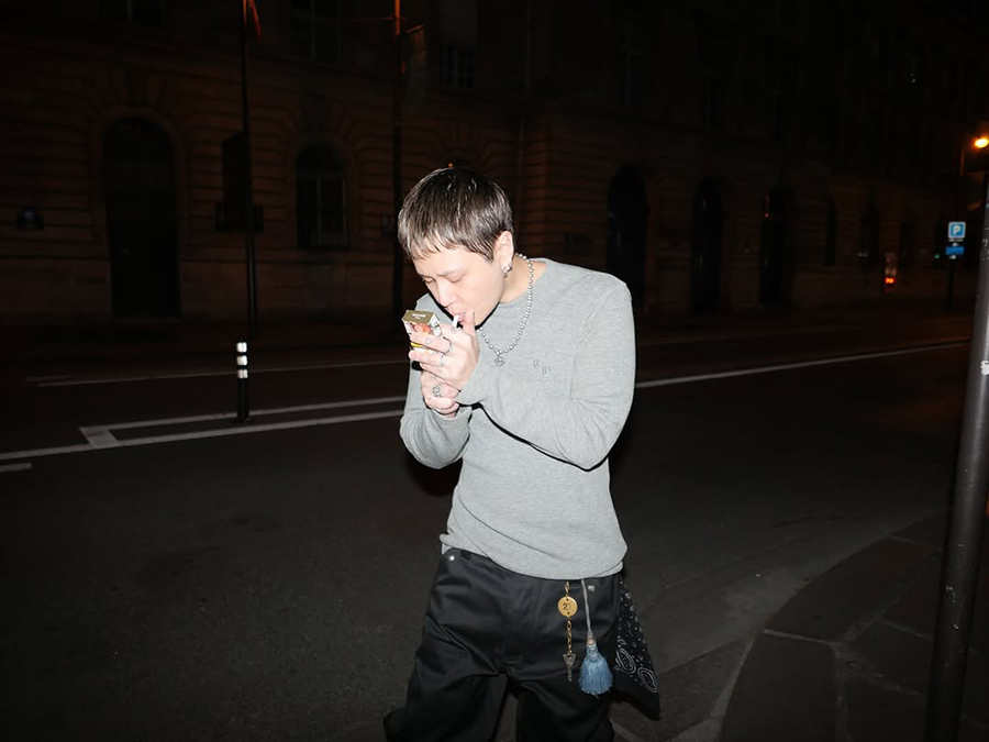 「ヒョナと結婚」ヨン・ジュンヒョン、パリの路上でタバコ…「施行令違反では？」と非難の声