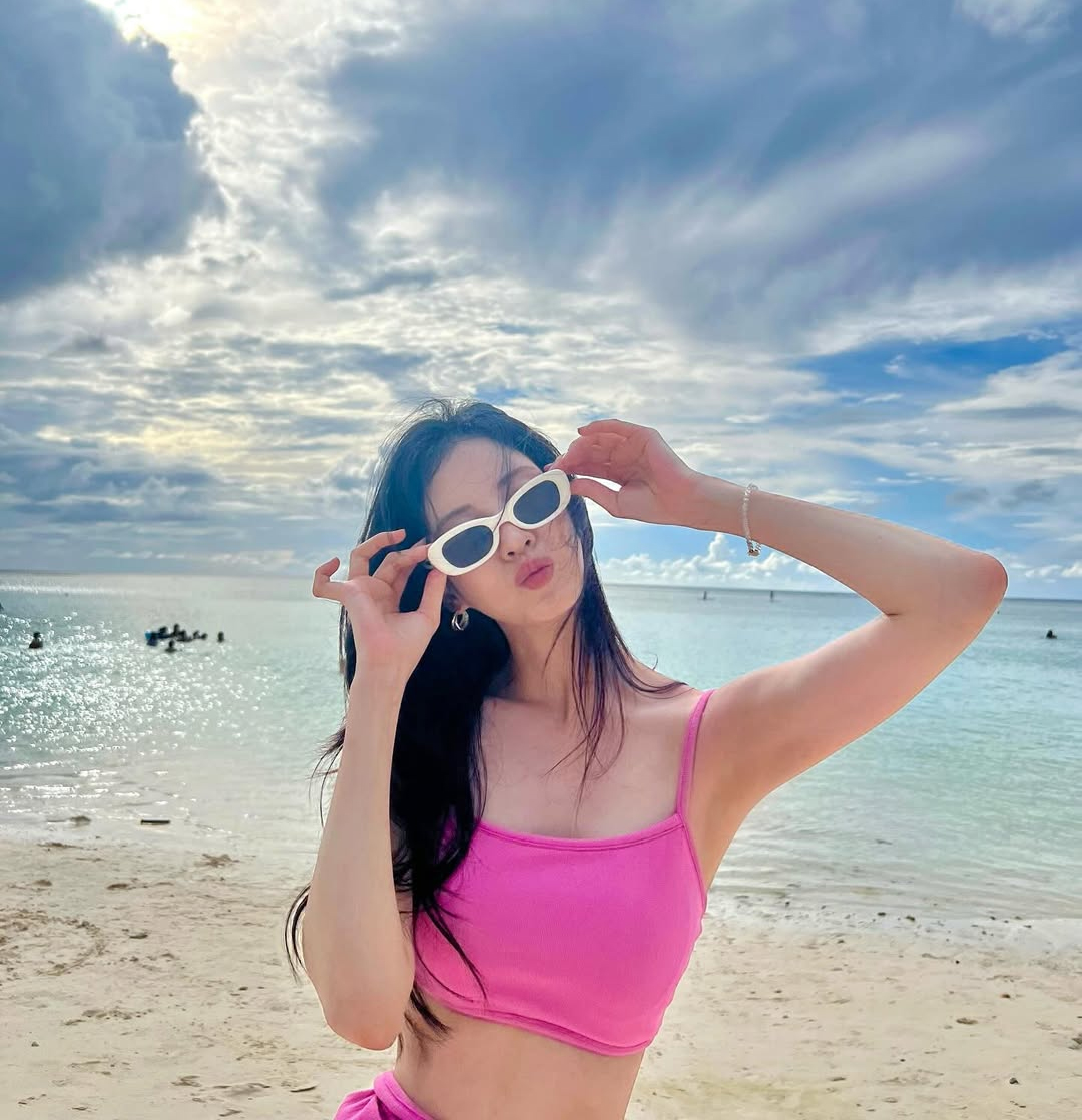 少女時代ソヒョン、ホットピンクのビーチコーデでくびれたウエスト＆腹筋チラ見せ