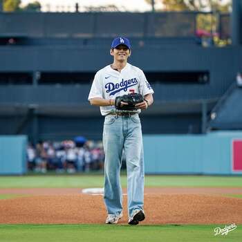 【フォト】「勝利の妖精」になったBTSのV、野球のユニフォームもよく似合う