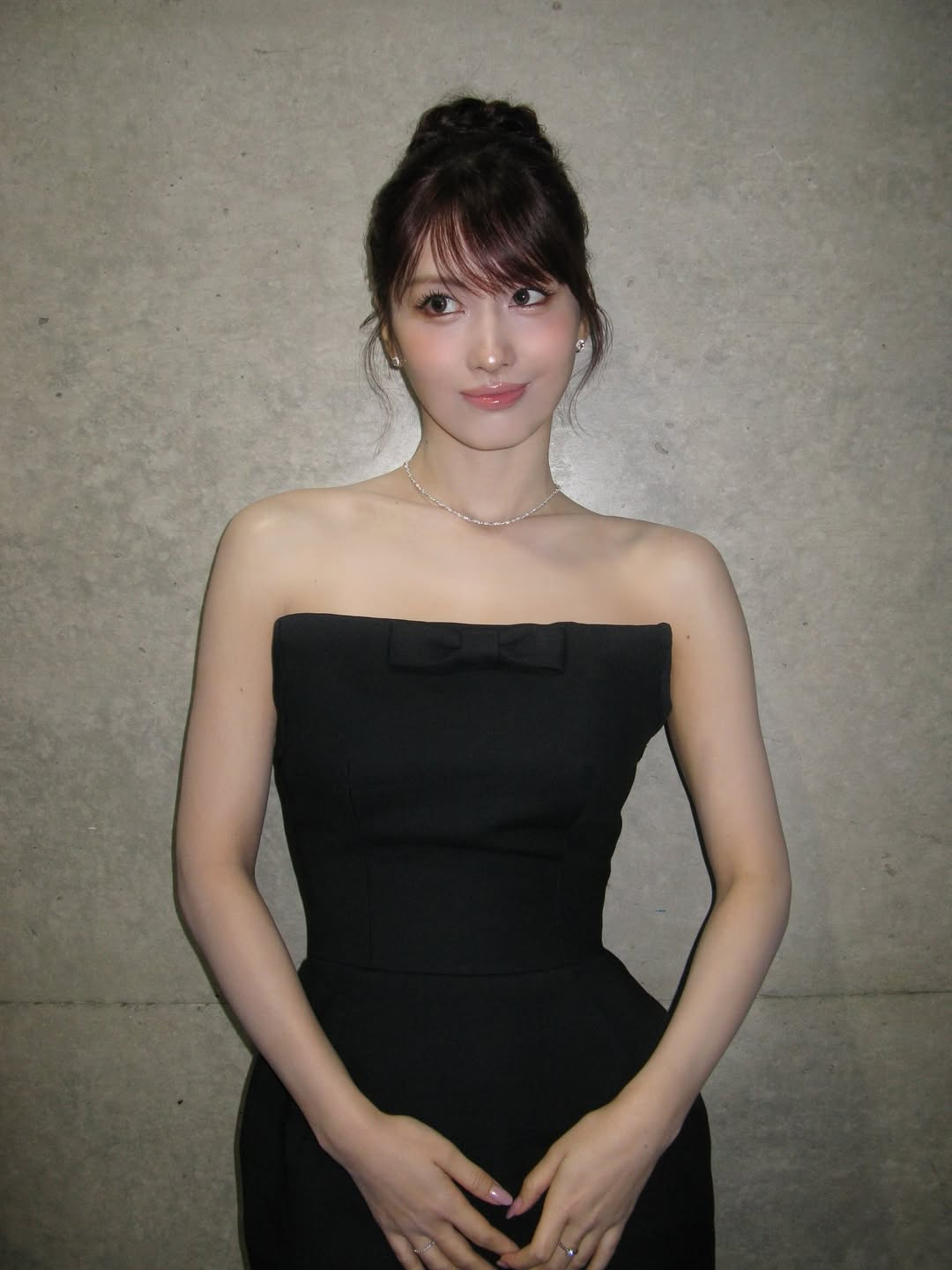 TWICEモモ、オードリー・ヘプバーンのように古典的な美しさ…直角肩にも視線集中