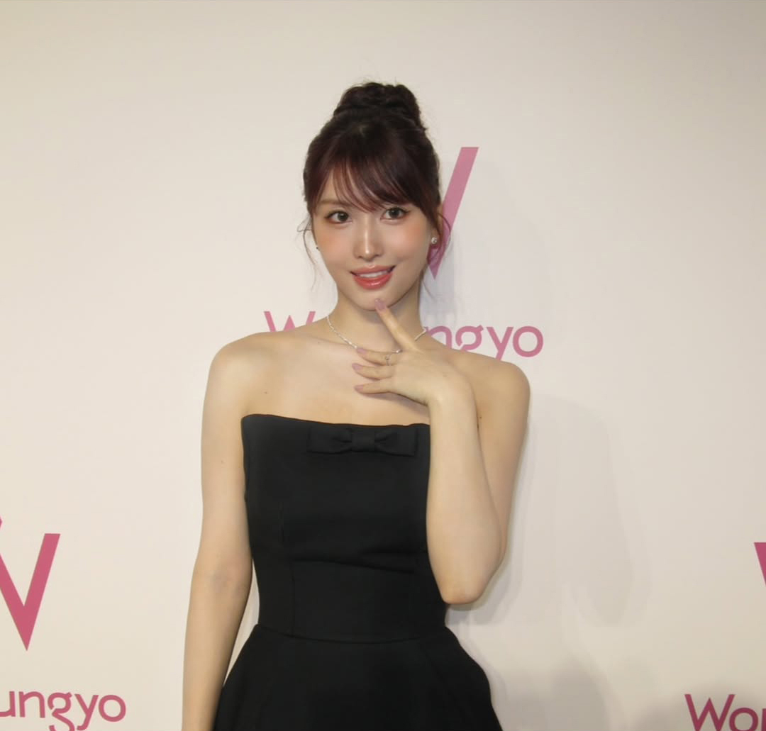 TWICEモモ、オードリー・ヘプバーンのように古典的な美しさ…直角肩にも視線集中