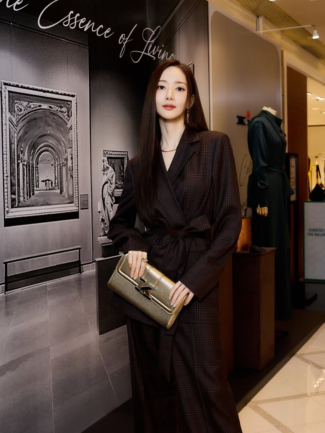 スーツも似合うパク・ミニョン、完ぺきスタイルに視線集中