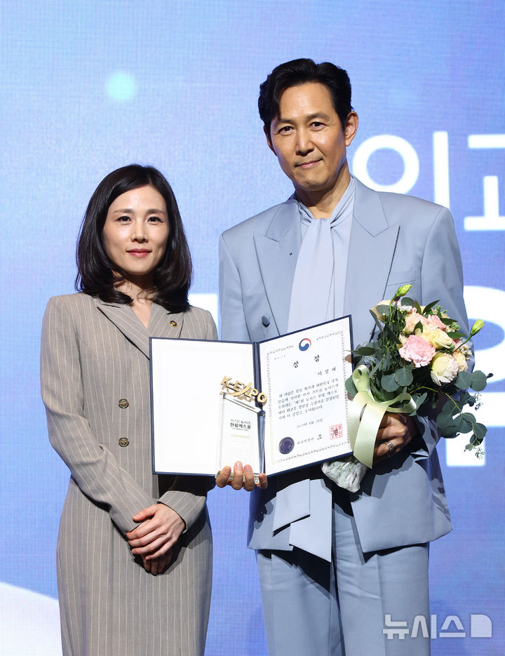 写真＝外交部の金珍我（キム・ジナ）第2次官が28日、ソウル市中区のロッテホテルで開かれた2025NEWSIS韓流エキスポで俳優イ・ジョンジェに外交部長官賞を授与した後、記念撮影をしているところ。