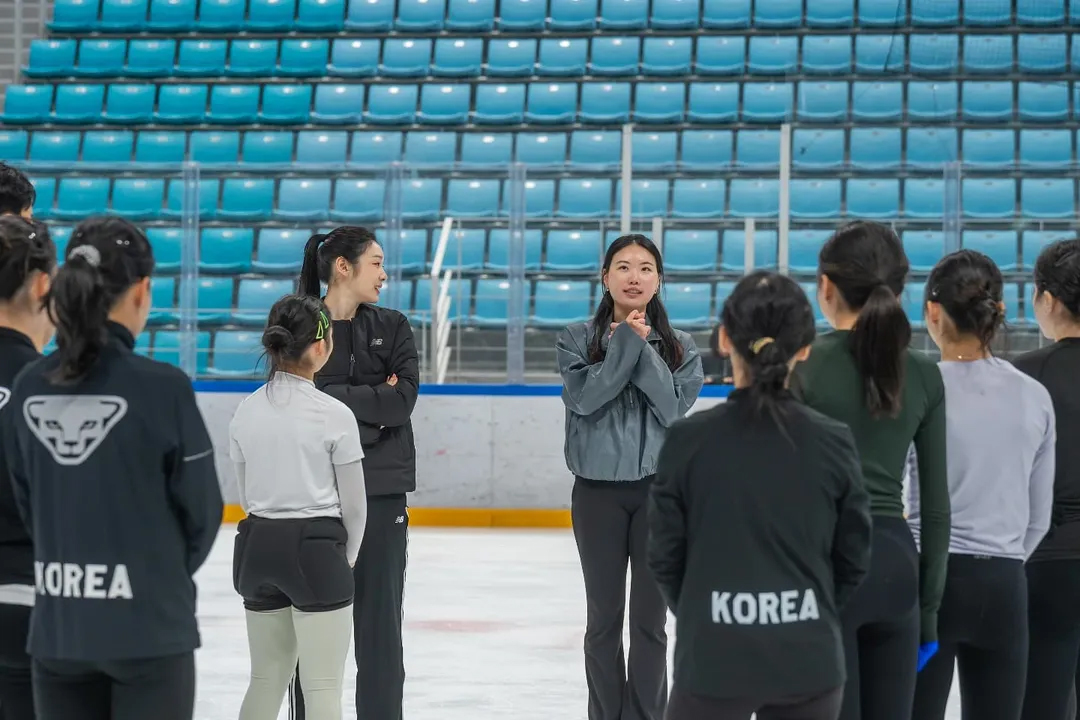 キム・ヨナ、将来有望なフィギュア選手たちのため氷上に…黒いトレーニングウエア姿でオーラ放つ