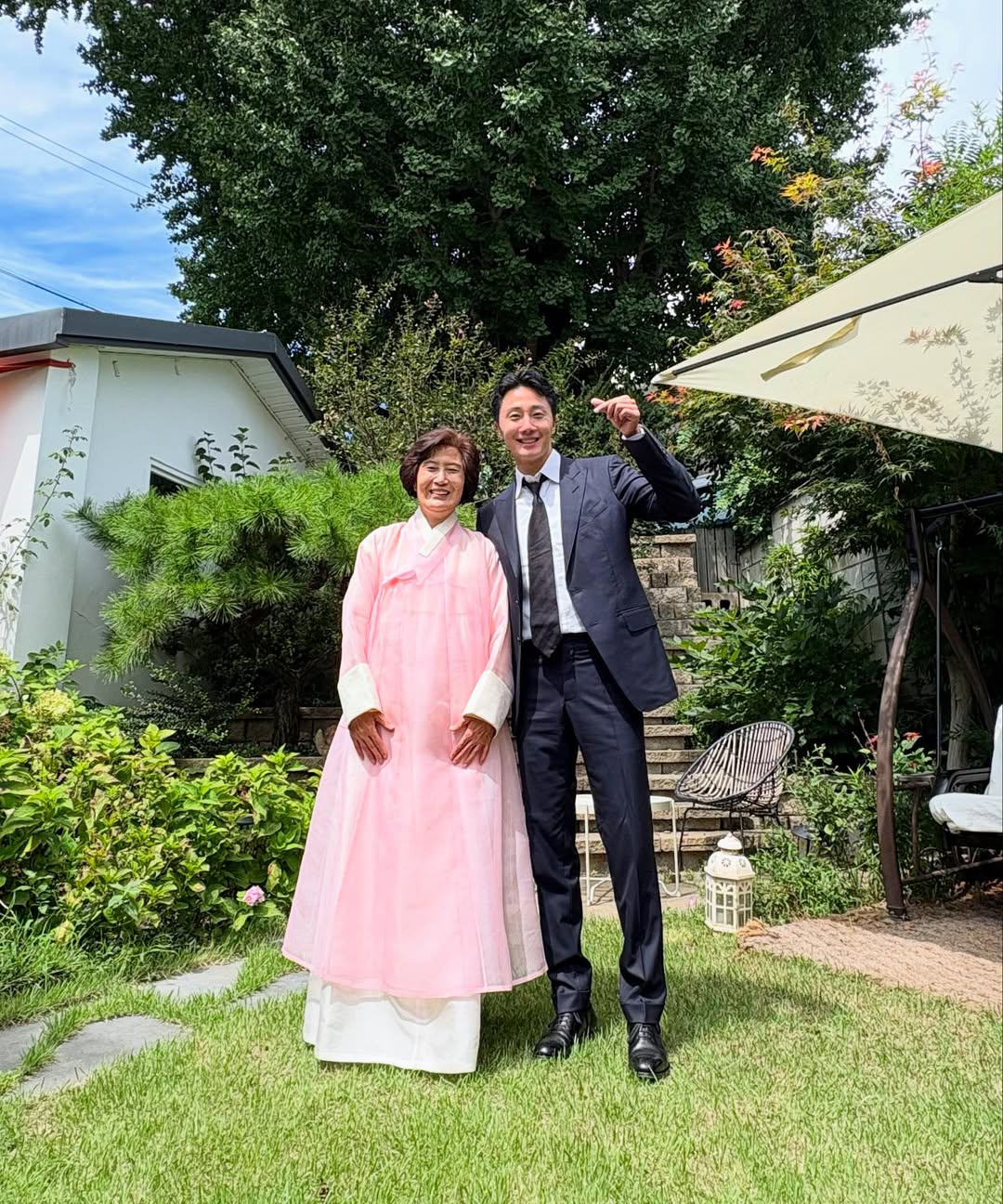 チョン・イル、大学教授である母親の定年退職式典に出席　「母の歩みを尊敬します」