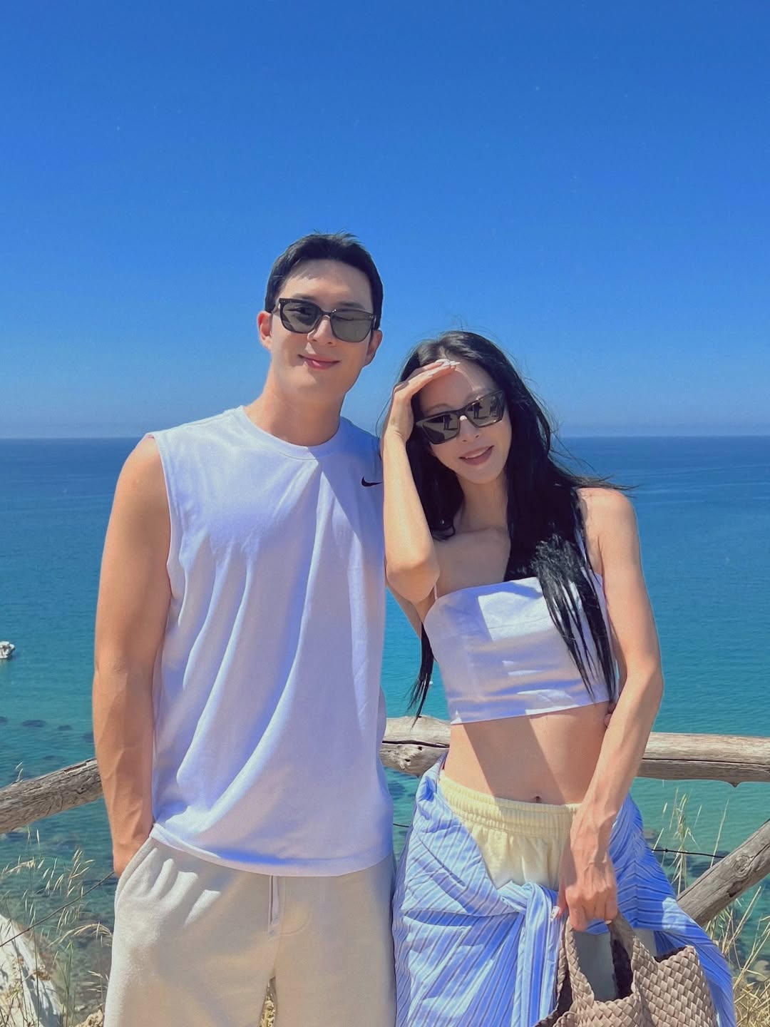 ハン・イェスル「おへそチラリ」スレンダーボディ…長身の夫とアツアツ2ショット