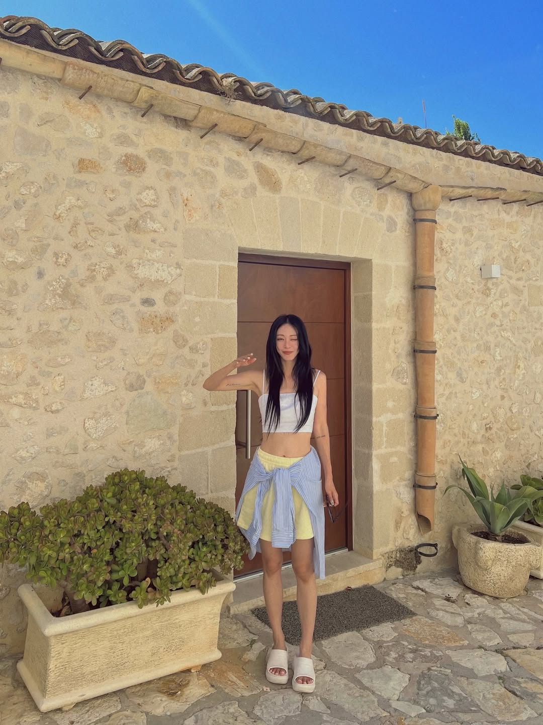 ハン・イェスル「おへそチラリ」スレンダーボディ…長身の夫とアツアツ2ショット