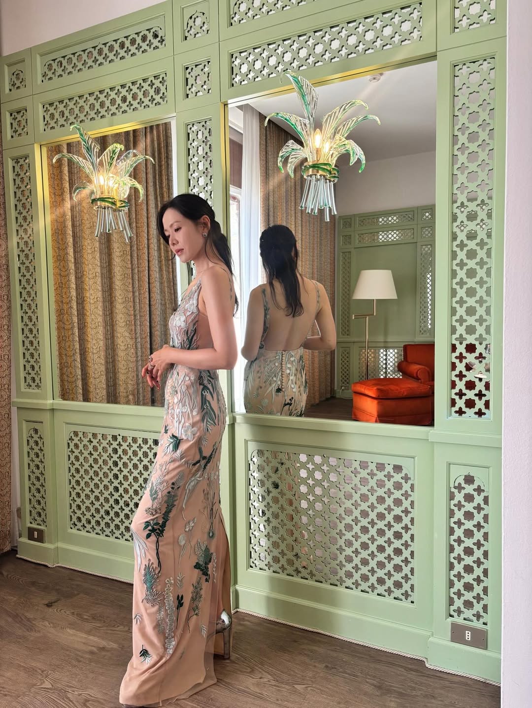 背中ぱっくりドレス姿のソン・イェジン、鍛え上げられた背筋を披露