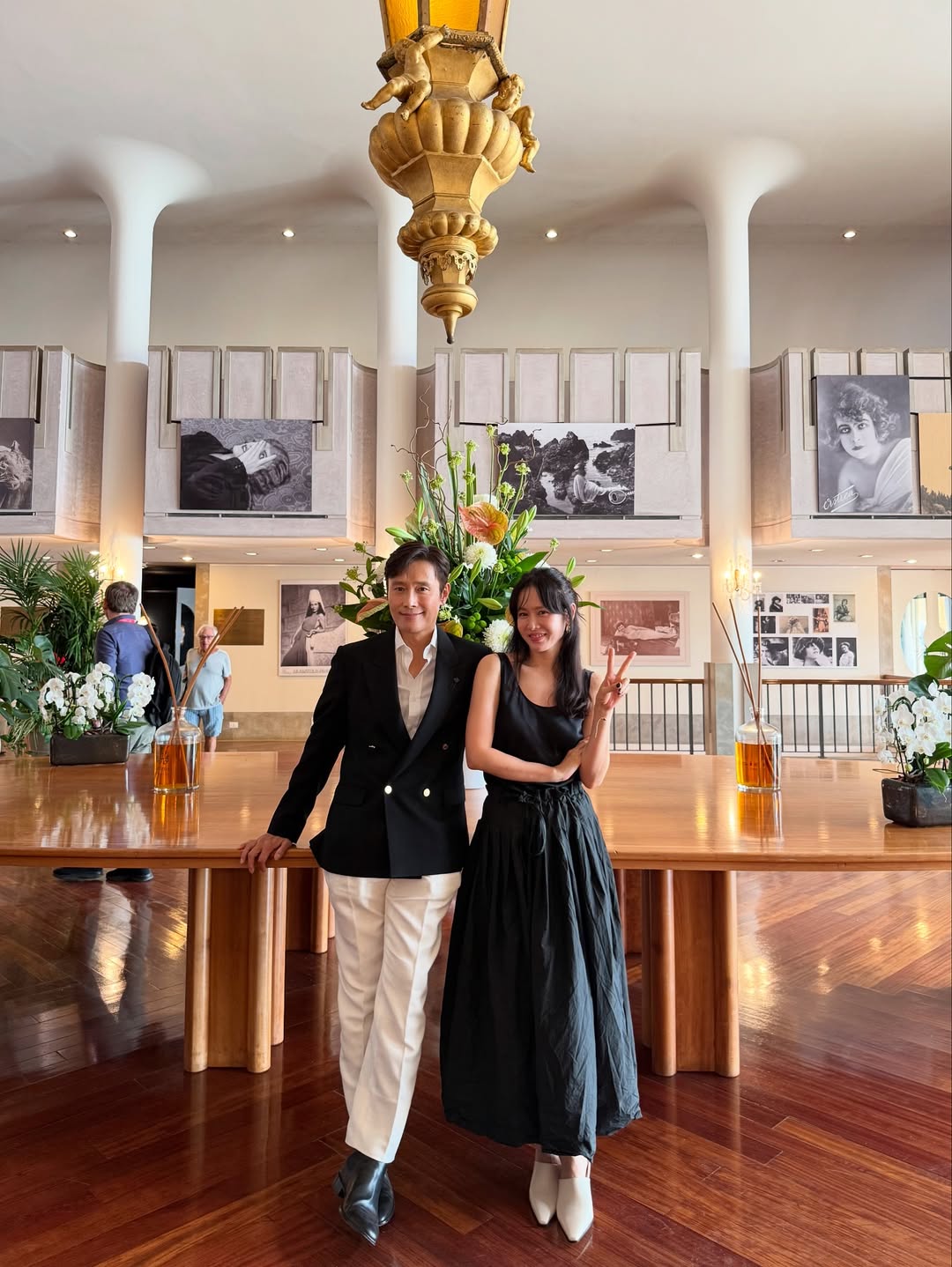 イ・ビョンホン＆ソン・イェジン、2ショット公開…シミラールックのよう＝ヴェネツィア映画祭