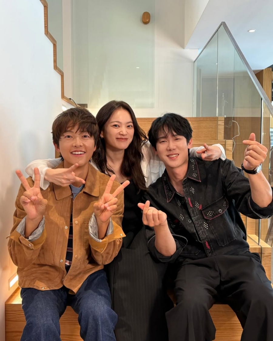 チョン・ウヒがソン・ジュンギの肩に手を乗せVサイン…『MY YOUTH』期待アップ