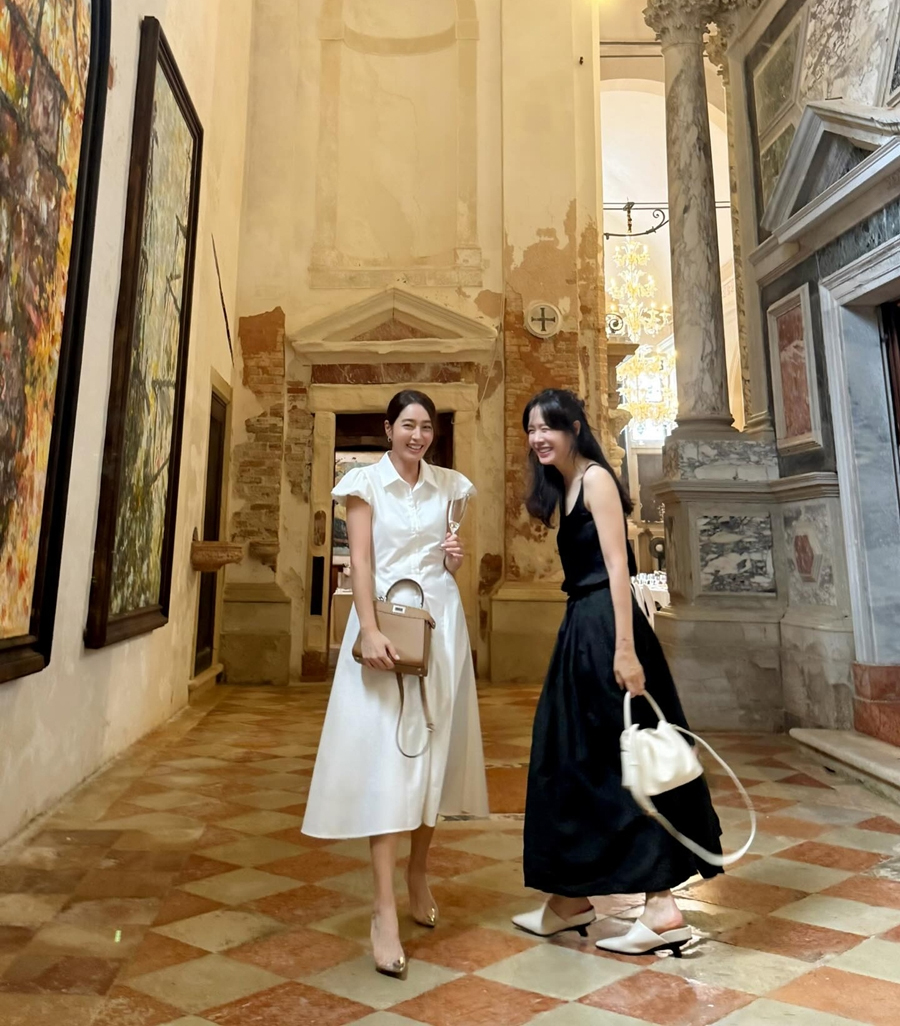 イ・ミンジョン、夫イ・ビョンホンではなくソン・イェジンとお出掛け…ヴェネツィアを輝かせた2ショット