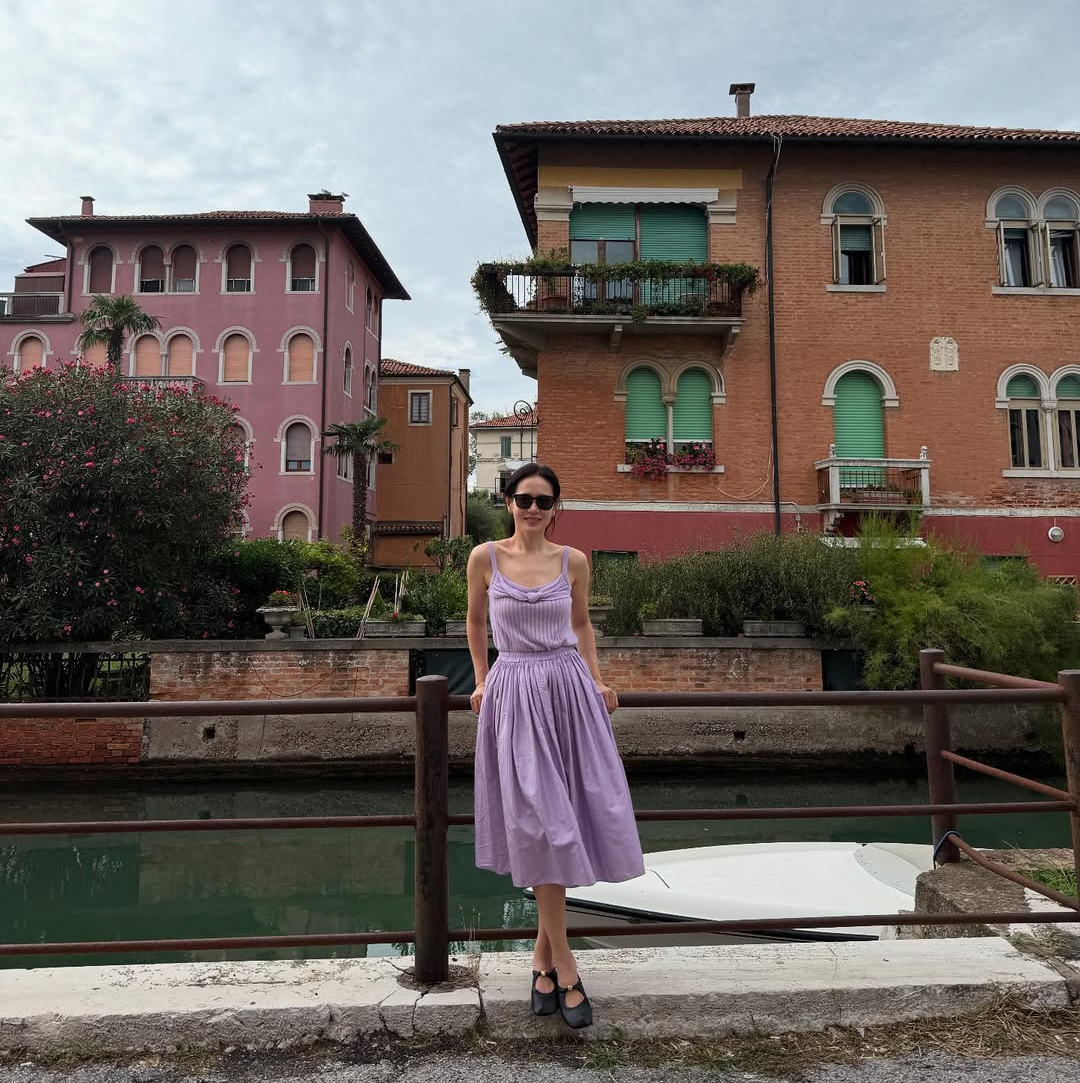 紫色のワンピースを着たソン・イェジン、ヴェネツィアで美しさアピール