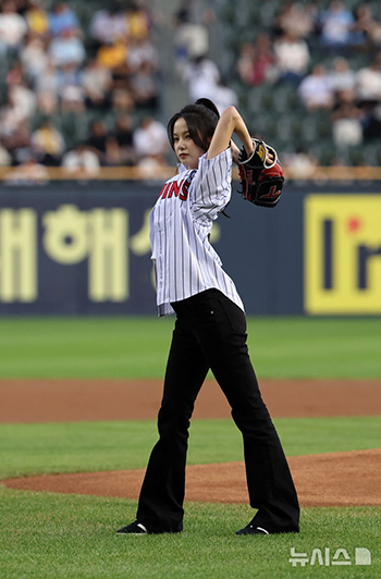 【フォト】始球式に臨むKep1erユジン&ヒュニンバヒエ