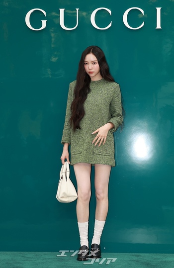【フォト】MEOVVナリン グリーンのミニワンピから伸びる美脚…シックな表情