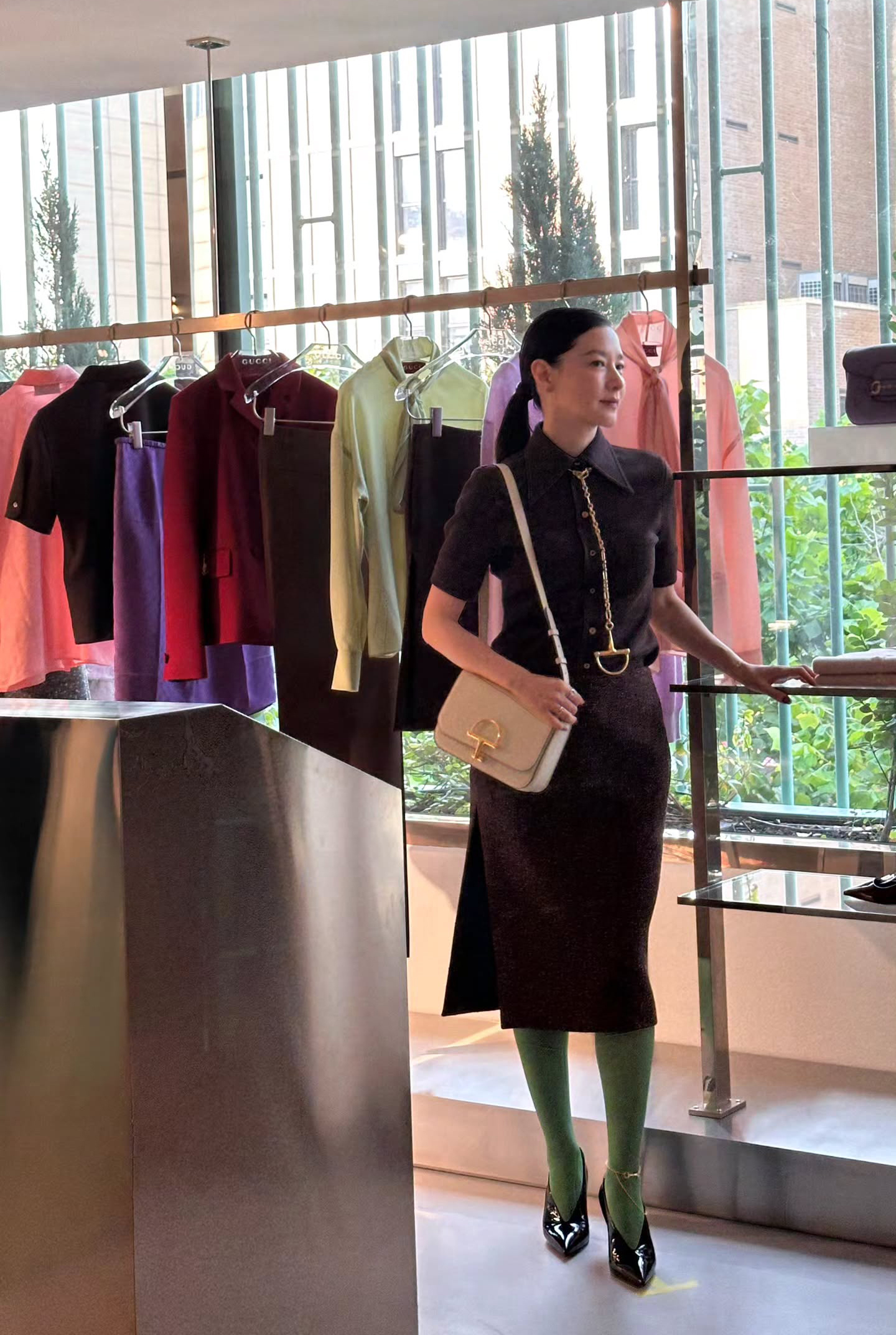 高級ブランドのアイテムを着こなす54歳イ・ヨンエ、ほっぺハートで魅力アピール