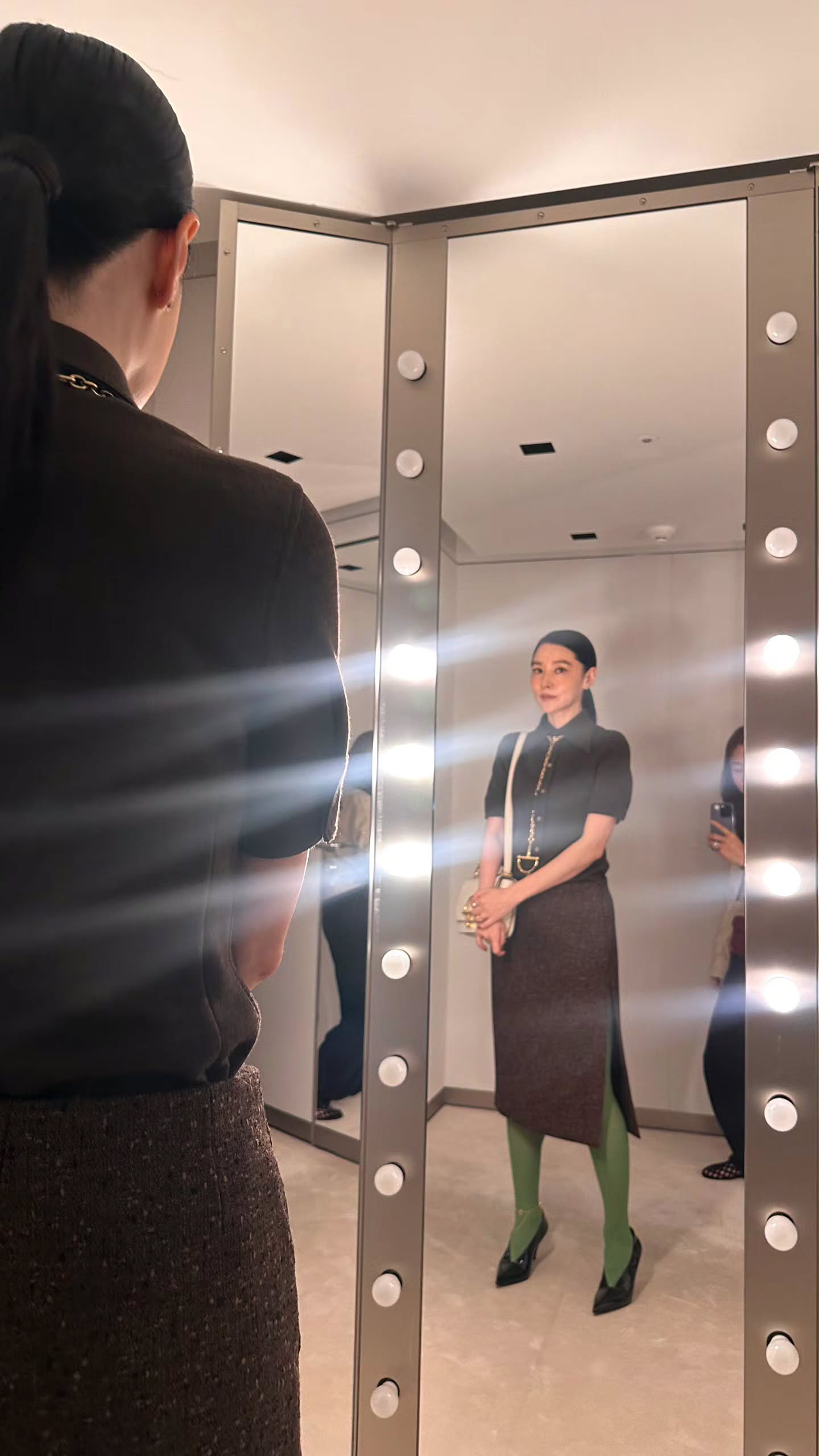 高級ブランドのアイテムを着こなす54歳イ・ヨンエ、ほっぺハートで魅力アピール