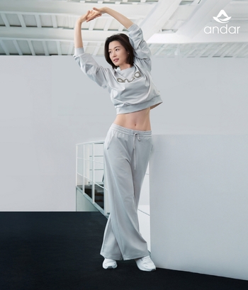 【フォト】チョン・ジヒョン 背伸びしたら「クッキリ11字腹筋」ちらり