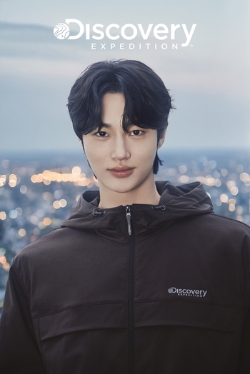 【フォト】ビョン・ウソク、アクティブ・コーデで日常の瞬間を楽しむ