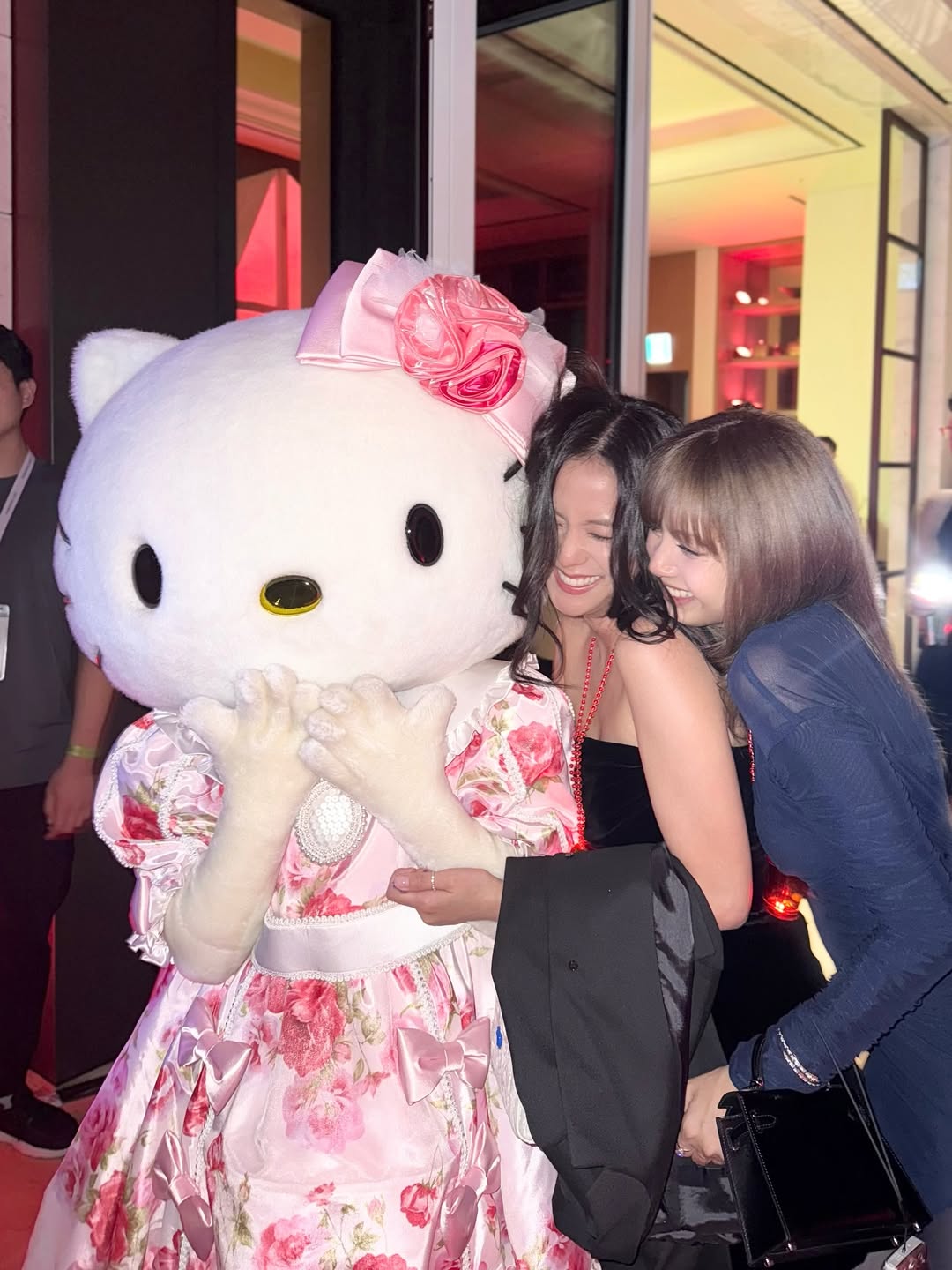 BLACKPINKリサ、日本から近況報告…ハローキティ＆ジスと幸せいっぱいのハグ