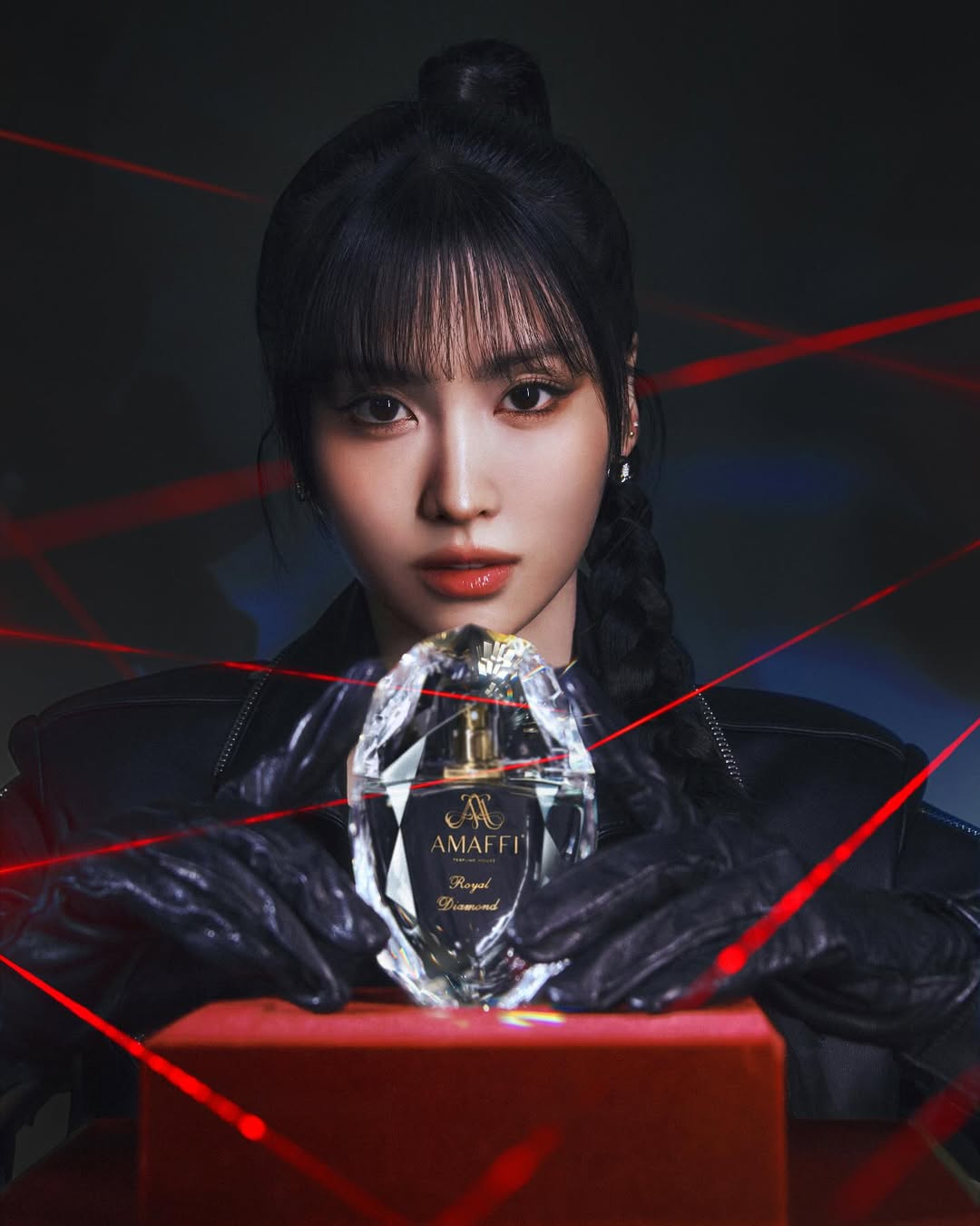 TWICEモモ、究極の眼差し…魅惑的なスタイルのグラビアカット