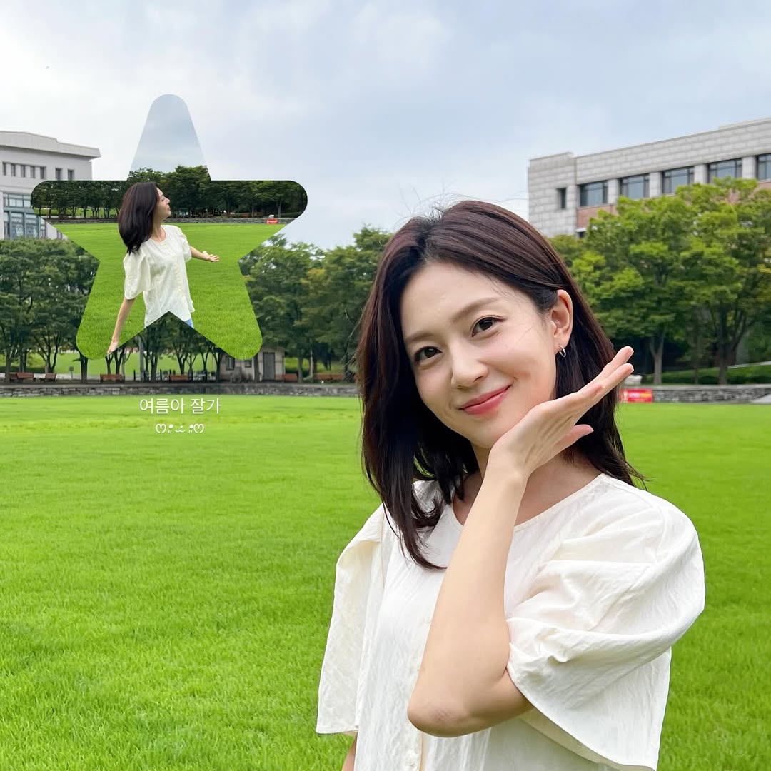 ペク・ジニ、芝生の上で清楚な魅力アピール…みずみずしい美しさ