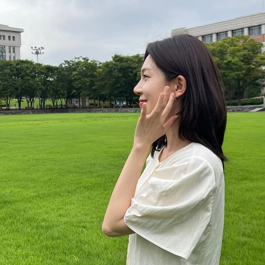 ペク・ジニ、芝生の上で清楚な魅力アピール…みずみずしい美しさ