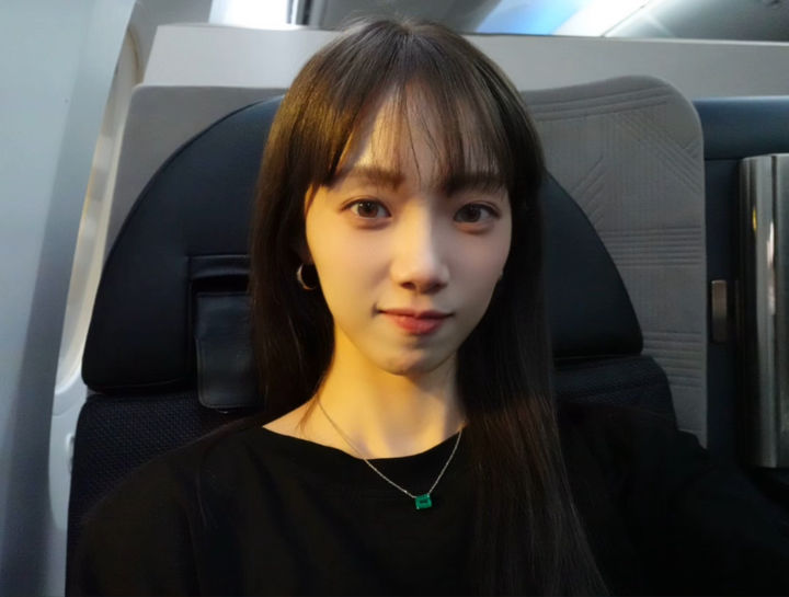 イ・ソンギョン、飛行機内でキュートに自撮り…人形のようなビジュアル