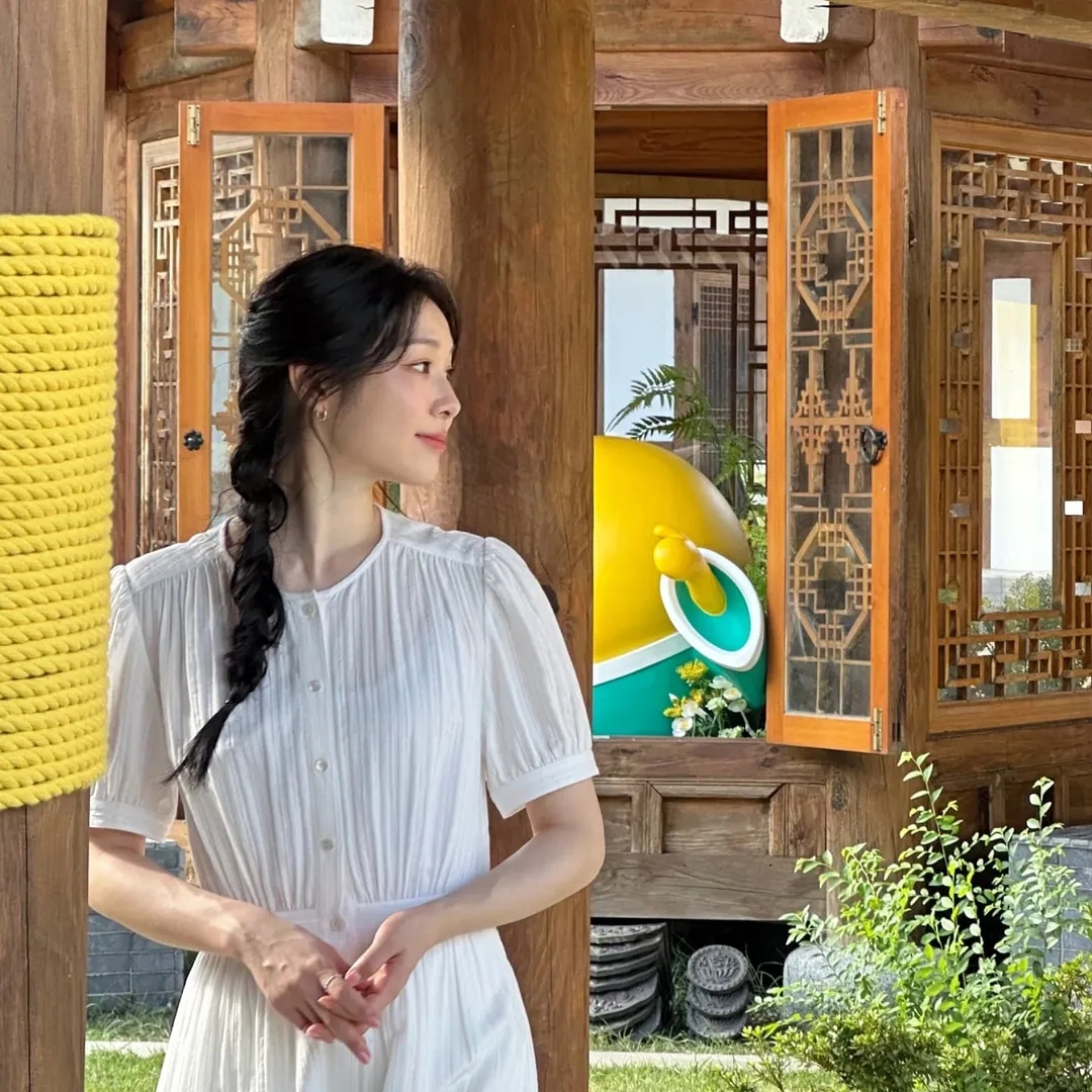 キム・ヨナ、白ワンピ＆三つ編みワンテール姿が清らか…韓屋で上品な雰囲気