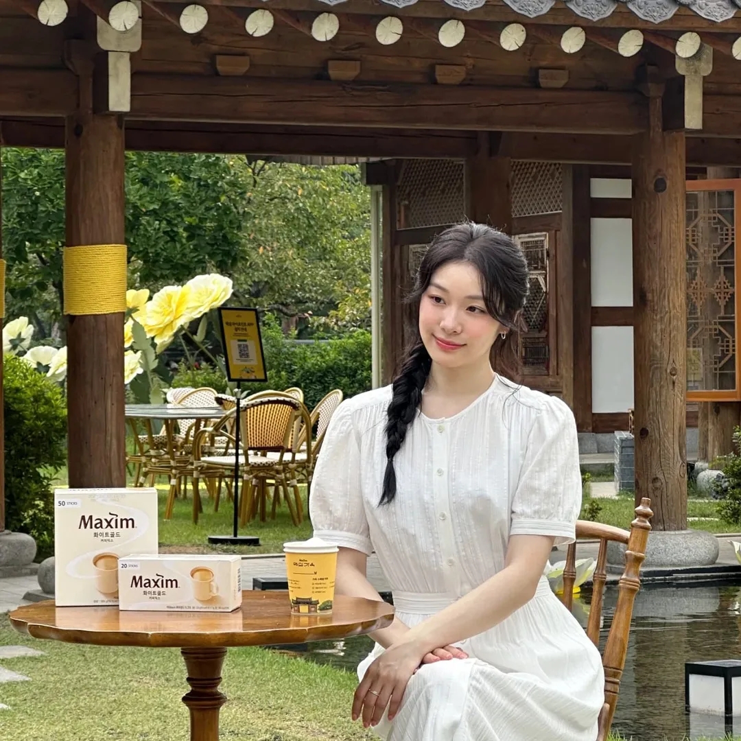 キム・ヨナ、白ワンピ＆三つ編みワンテール姿が清らか…韓屋で上品な雰囲気