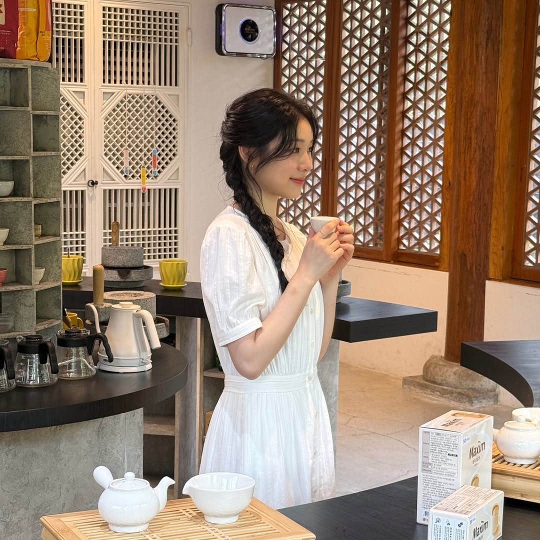 キム・ヨナ、白ワンピ＆三つ編みワンテール姿が清らか…韓屋で上品な雰囲気