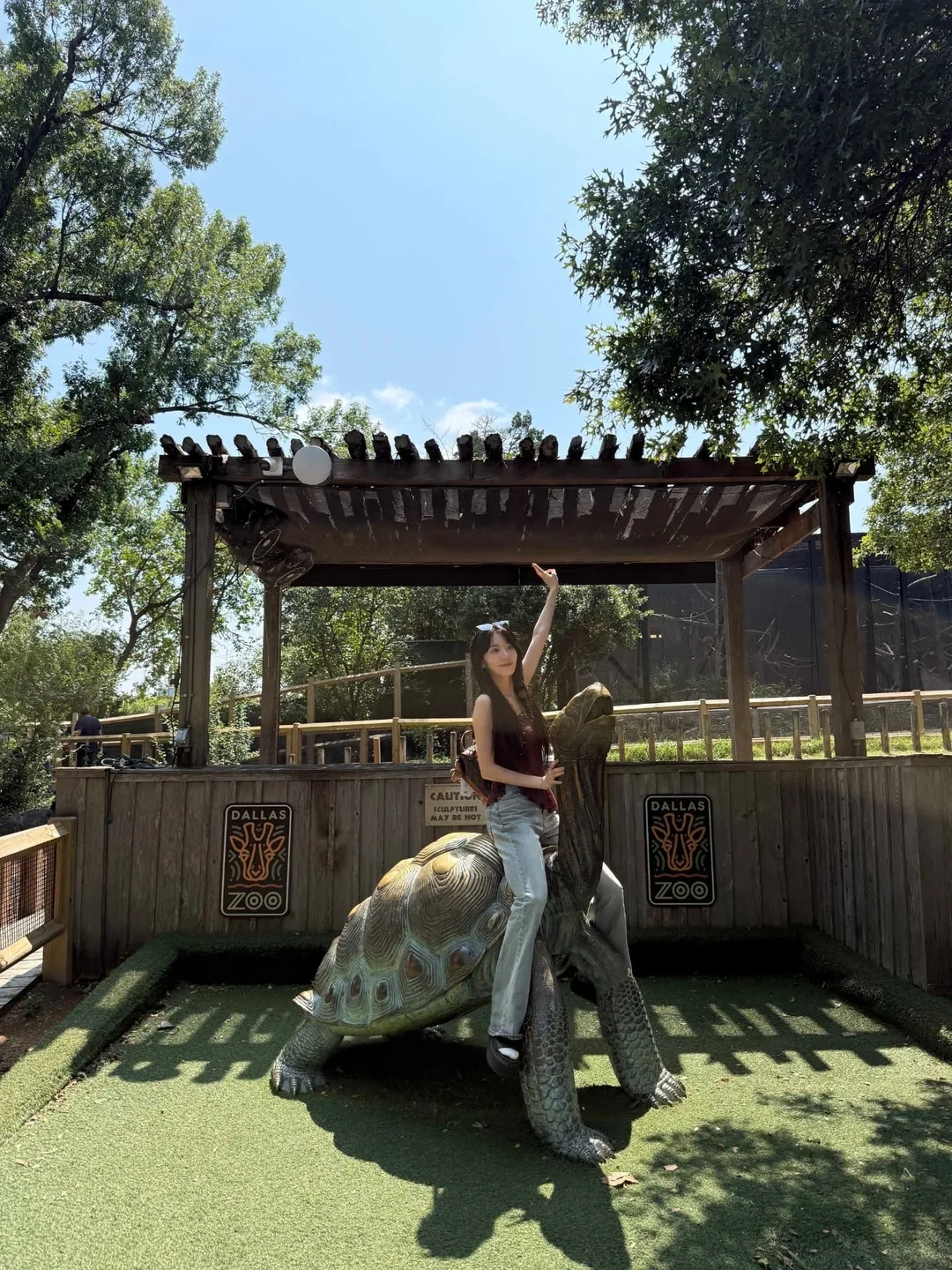 LE SSERAFIMサクラ、ほっそりウエスト際立つカウガールに変身