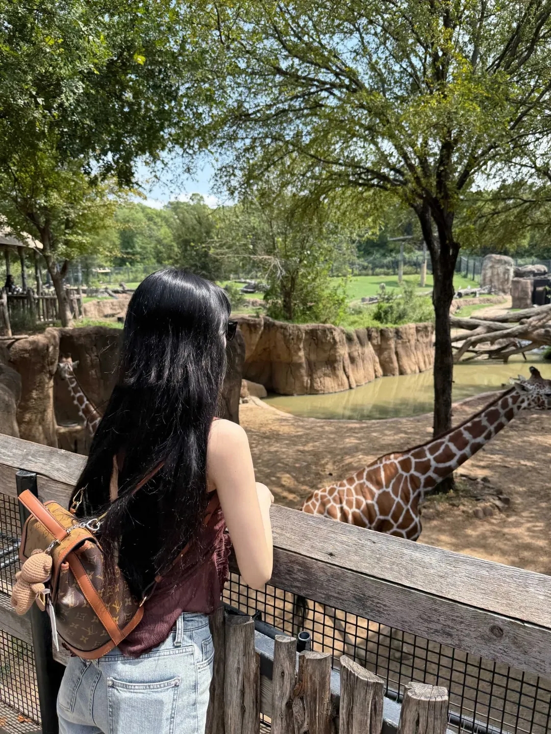 LE SSERAFIMサクラ、ほっそりウエスト際立つカウガールに変身