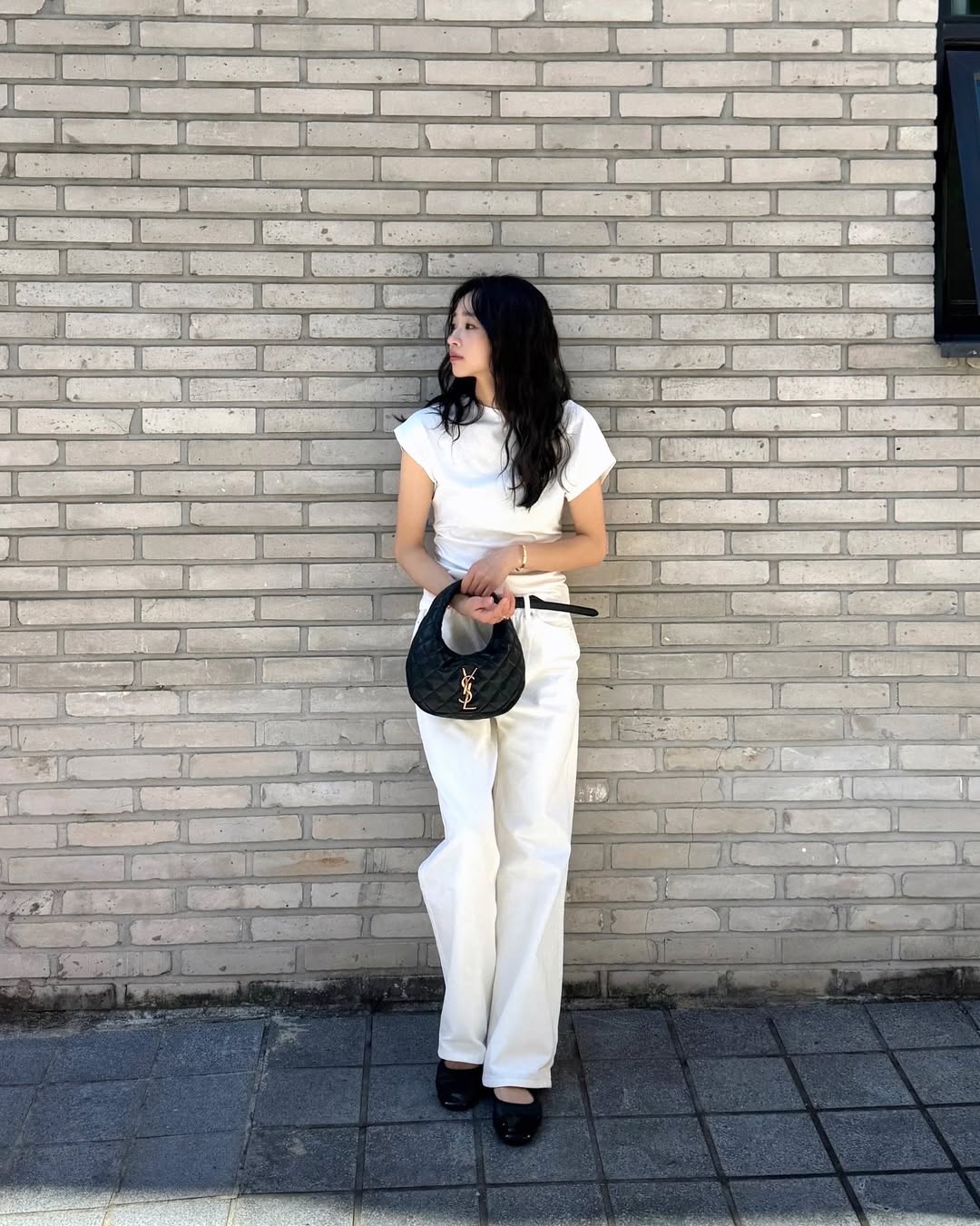 孫延在「夫に内緒で買った」高級ブランドバッグ×白黒シンプル・コーデ