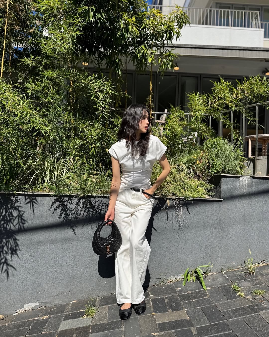 孫延在「夫に内緒で買った」高級ブランドバッグ×白黒シンプル・コーデ