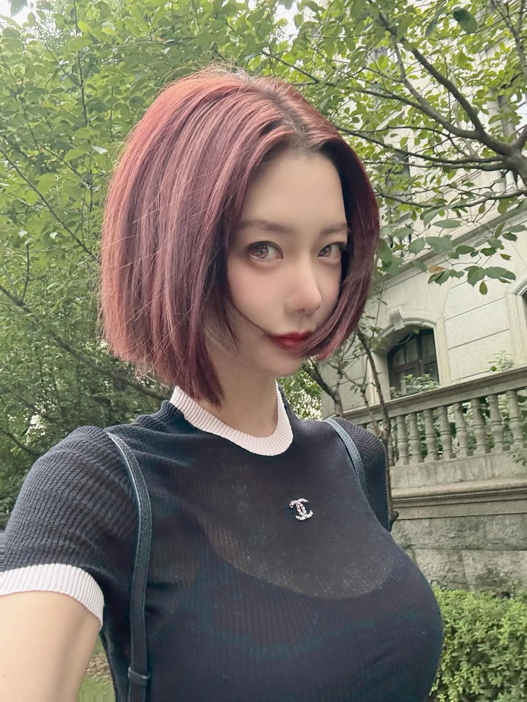 クララ、ワインレッドのショートボブヘアで強烈＆洗練された雰囲気